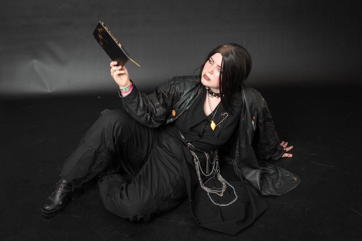 #desucon #kuvauspalvelu lauantai 12-14 sekä 14-16 albumit on julkaistu conikuvat.fi/desucon-2023/k… - tässä pari teaseria <a href="/KyuuEturautti/">Kyuu Eturautti 🇫🇮🇪🇺 | Aim for optimism</a> albumista. #desutv on vähintään osasyyllinen.