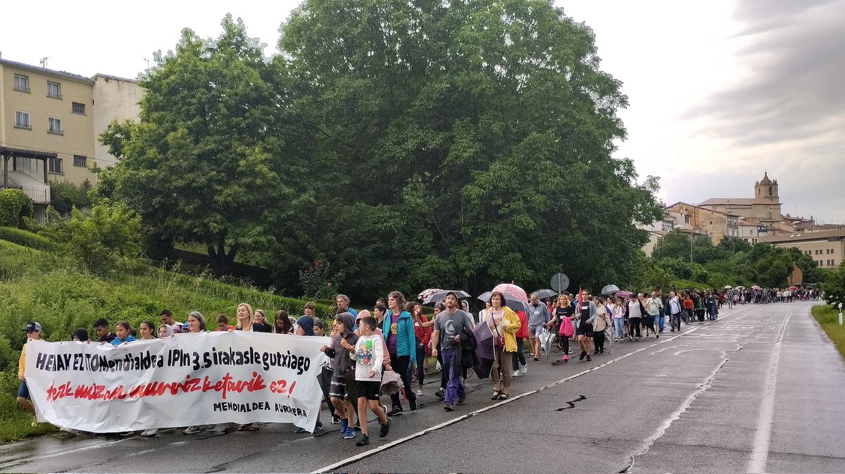 Mendialdea_info's tweet photo. Cerca de 500 personas se han manifestado en #Kanpezu contra los recortes realizados por el Departamento de Educación (PNV) en el centro escolar Mendialdea IPI para el próximo curso.
#ArabakoMendialdea #MontañaAlavesa #MendialdeaAurrera
#HezkuntzanMurrizketarikEz
#MurrizketarikEz https://t.co/4aTFmmqw67