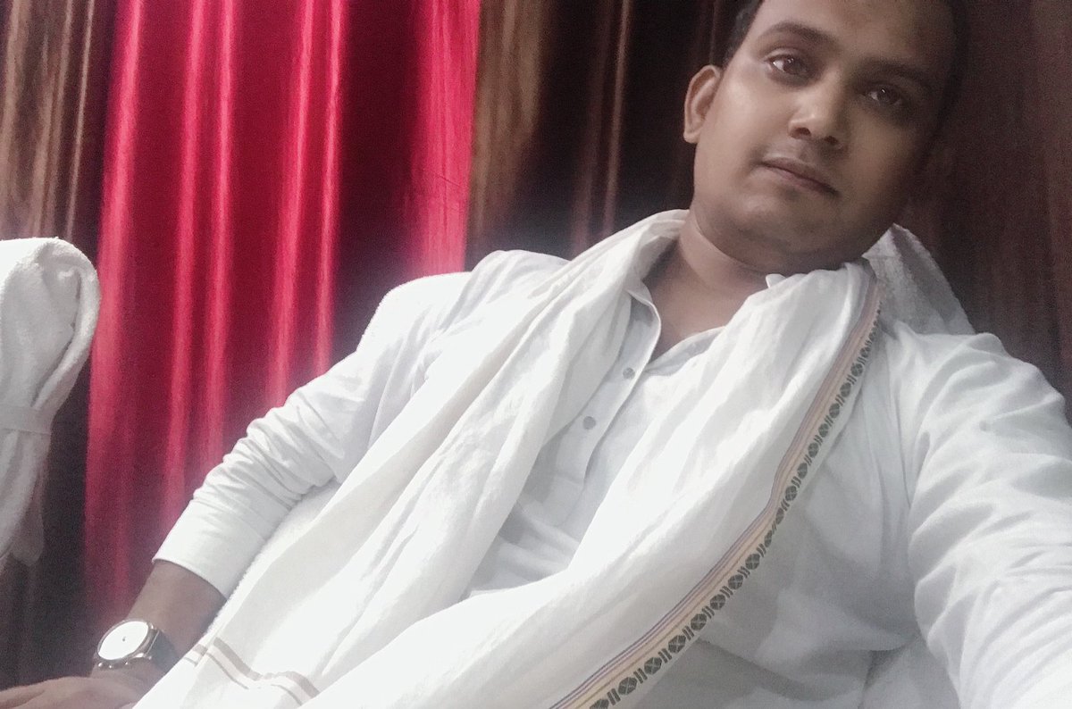 sameerzafar003's tweet photo. तू गाँव के आसमान को छूती हुई “सहर”..
:
:
मैं दस्त ए हादसात में ग़ुरबत की शाम हूँ.. https://t.co/MPo205kr06