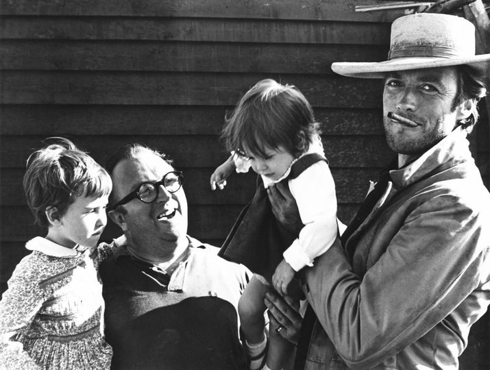#SergioLeone and his daughters with #ClintEastwood take a break in filming.

#TheGoodTheBadAndTheUgly (1966)
#FilmTwitter 📽️ 🎬