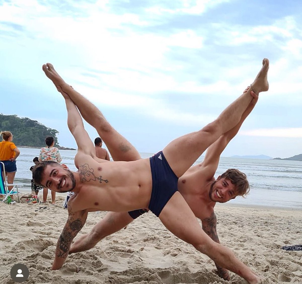 divamaranhaopb's tweet photo. Todos já sabemos que o Valmir é protagonista, a Bianca e o Jarbas o casal queridinho da edição.
Mas vocês repararam nos irmãos do Menandro e do Daniel?

Eu estou chorando e não é pelos olhos.🥲🥲🥲

#CasamentoAsCegasBrasil3 #Netflix #menandro #daniel #irmaos #gato #sim https://t.co/n9qofaFimG