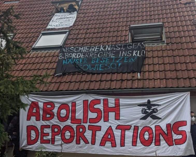 FlorianSchlund's tweet photo. Besetzung gegen Abschiebeknast bei Berlin

In Schönefeld bei Berlin wurde gegen den Neubau eines Abschiebegefängnisses ein Grundstück besetzt.

Wir wollen kein Abschiebezentrum, 
nicht hier und auch nirgendwo anders❗ https://t.co/49qwKCuj0K