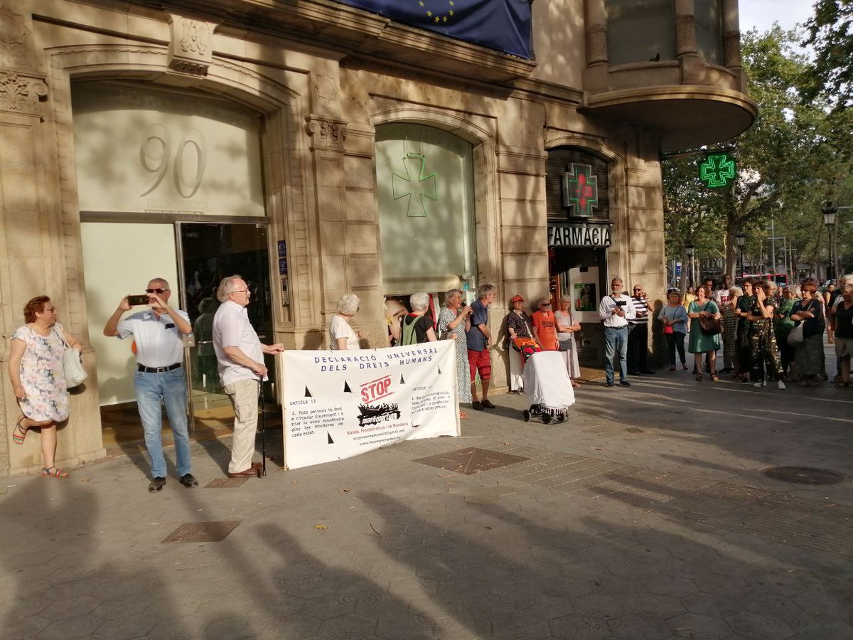 luchainternacio's tweet photo. Les víctimes al naufragi de Grècia són nostres. Les fronteres de la UE , també les espanyoles, maten la nostra gent i alimenten l'extrema dreta. Aturem el genocidi al Mediterrani i lluitem contra la UE que expolia al sud i financia dictadures assassines. Fora #LleidEstrangeria! https://t.co/DvE7VzFFAg