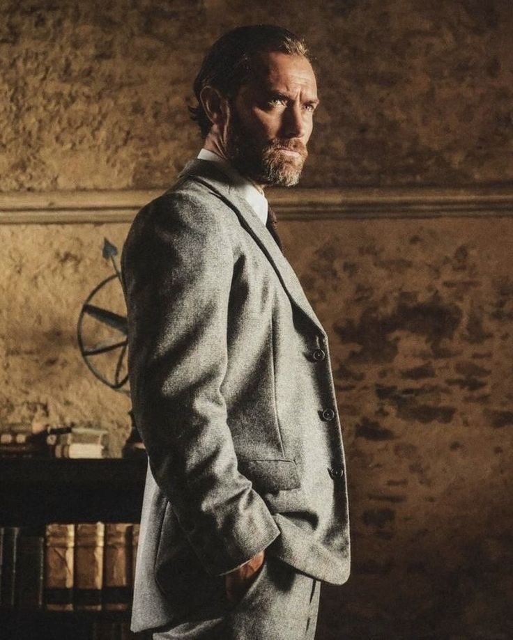 filmamor's tweet photo. Jude Law says it’s “unfair” that people think Albus Dumbledore was “the real villain” of the Harry Potter series.

“There’s no way you can look at that old man and be like ‘He's the most awful one on the film.’ People who think that should go to therapy.” https://t.co/ERteYWTzEb