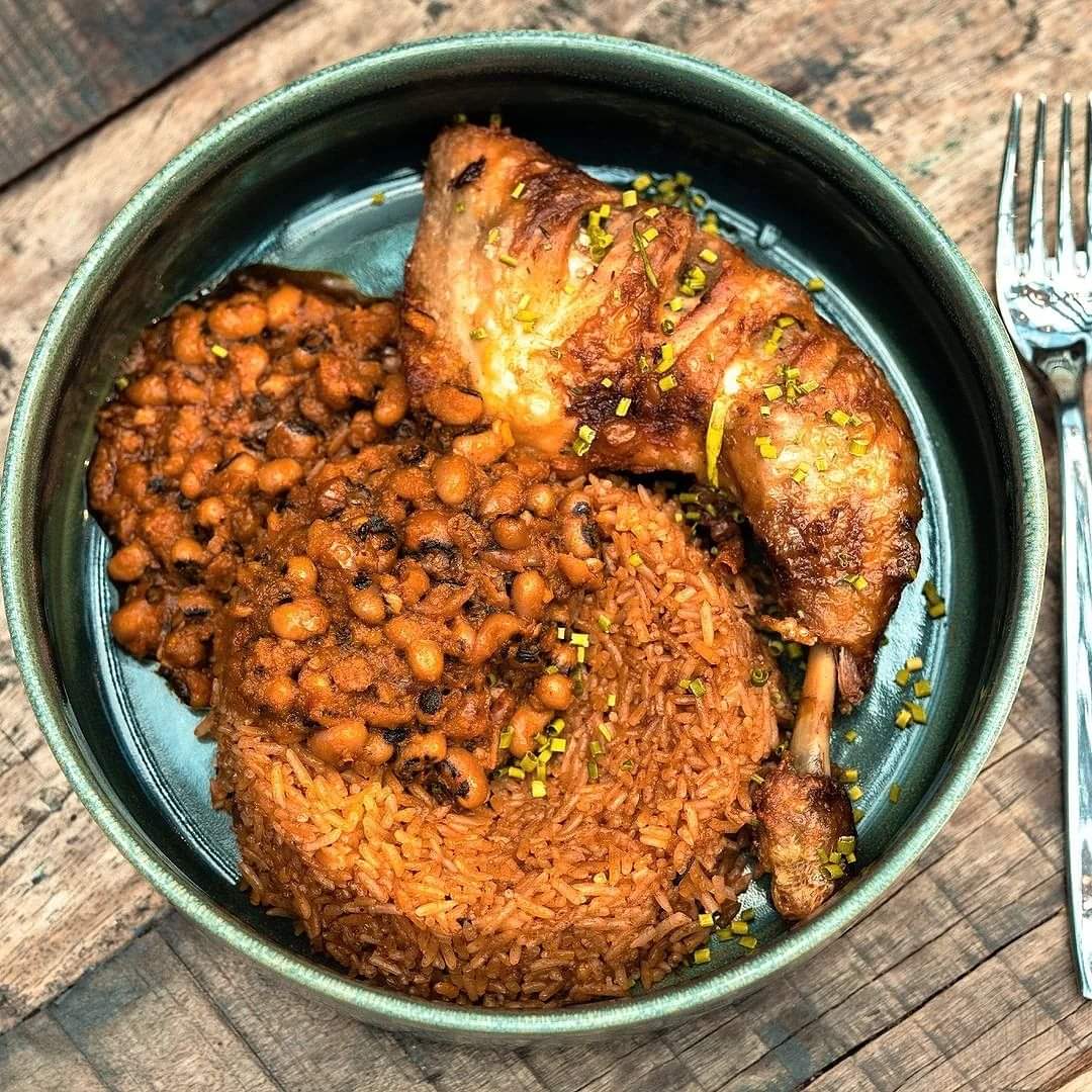ghanaianfoodnet's tweet photo. #Redred Saturday or Beans Stew X Jollof?
We're in for this combo 👌🏿😋
Here's your kind reminder to avoid #singleuseplastic this weekend
❤️🇬🇭
📸 @mataas.kitchen
#Jollof #BeansStew #GhanaianCooking #EcofriendlyUtensils #EcofriendlyHabits #GhanaianFoodNetwork #GhanaianCuisine https://t.co/JXapbMfbM7
