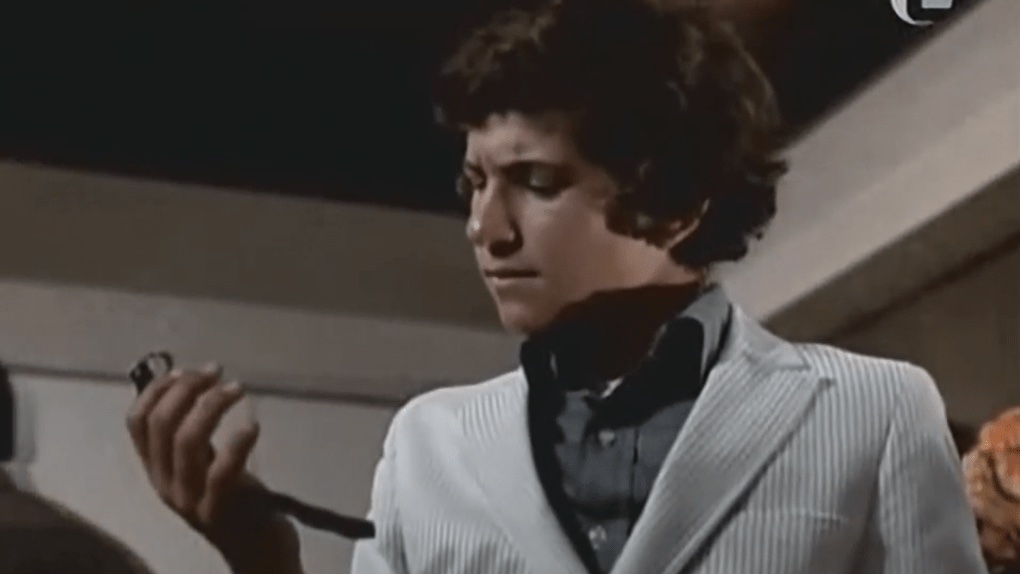 #Bales2023FilmChallenge Aquarium. Looking at the inscription on a watch his dad (Hal Holbrook) took off to reach into an aquarium, a teen (Scott Jacoby) discovers his dad is gay, in That Certain Summer (1972). w/Hope Lange, Martin Sheen, Joe Don Baker. Dir. Lamont Johnson. https://t.co/OYkN1Vjpko