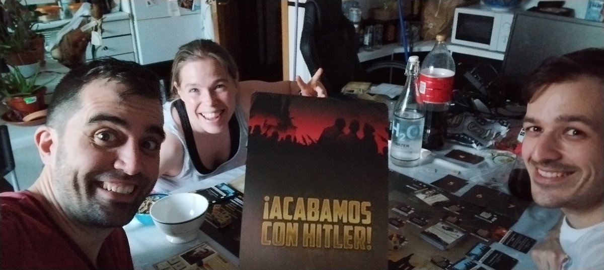 Hemos reventado a Hitler! <a href="/Ludonova/">Ludonova</a> @pdubarry Equipazo de <a href="/MariaFagot/">María</a> y <a href="/PoleoDeMenta/">Avo Sanchez</a>