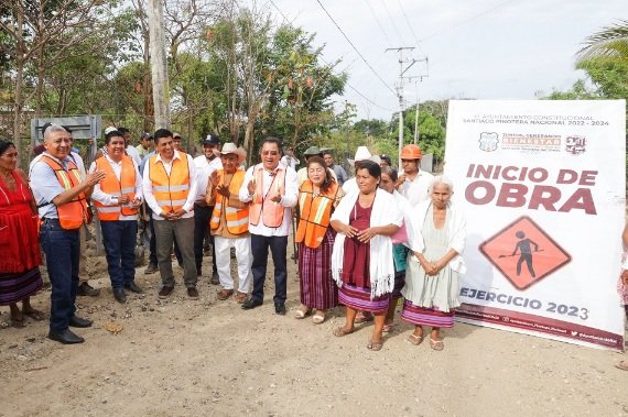 CuartaPlana's tweet photo. #Enterate | Inicia Jara pavimentación del camino a Santa María #Jicaltepec; aplican 17.6 mdp; Esta vía comunica a Santiago #Pinotepa Nacional con esa agencia. Estuvo abandonada por más de nueve años.
#Noticias #Oaxaca #SalmaSalsabil #TheFlash
https://t.co/zZXQEDznFc https://t.co/Orn7x4CuLC