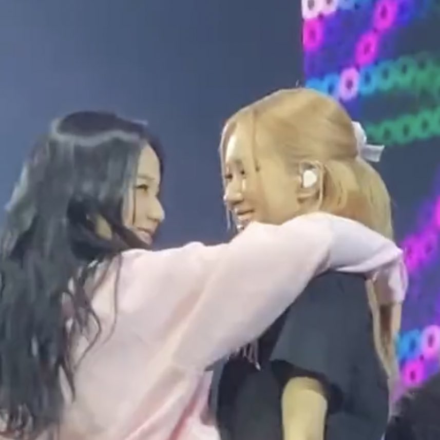 The way Rosie stares at Jisoo here 🫠🫠🫠 #chaesoo