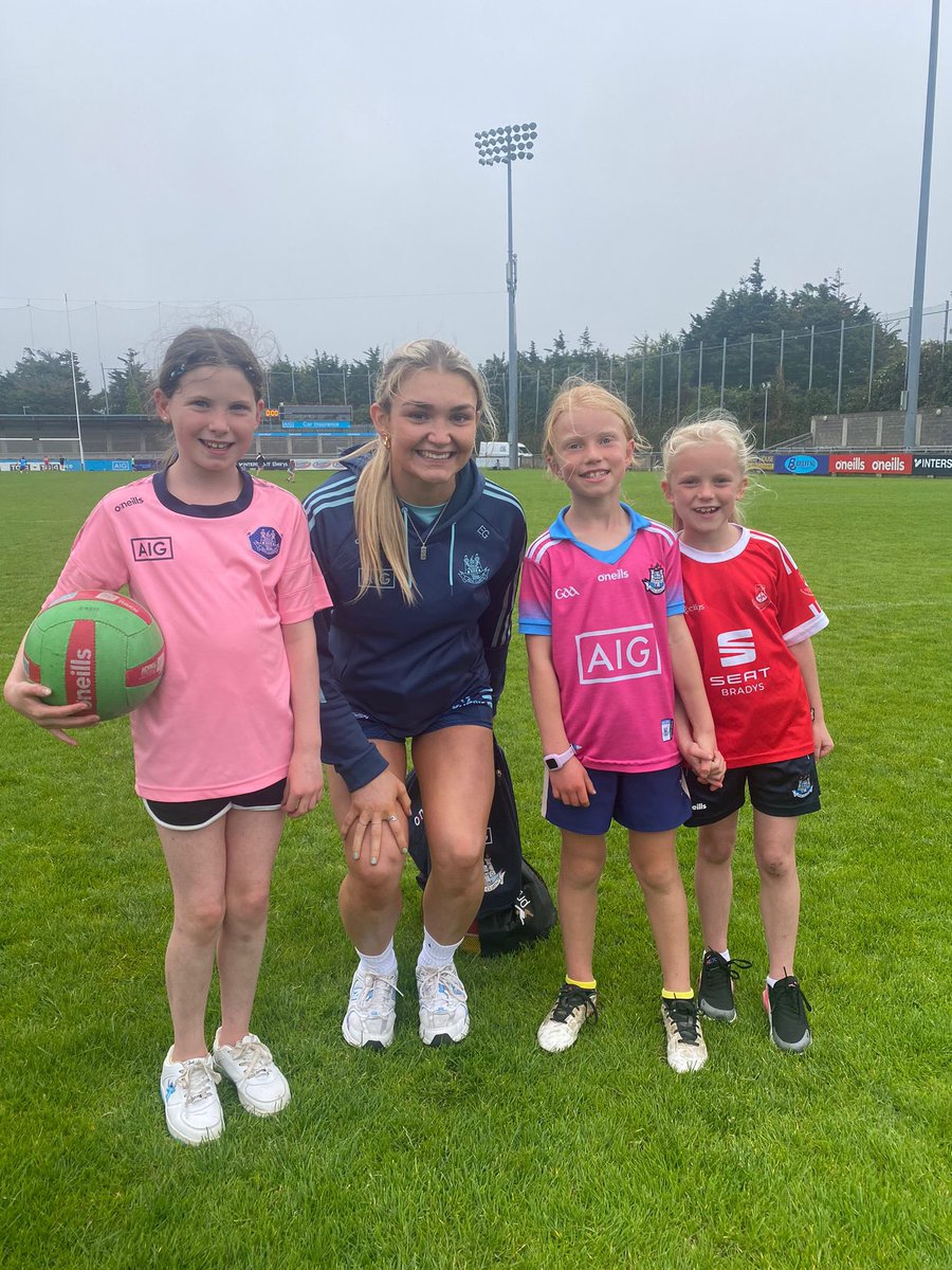 Some of our 2014 Girls in Parnell Park this afternoon to support Ellen and @dublinladiesg   

#CantSeeCantBe #COYGIB #UpTheDubs #DublinLGFA