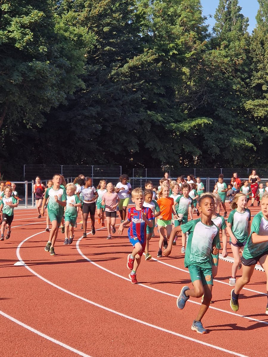 Eindelijk een 8 laans rondbaan in Topsportstad R'dam !  De PAC pupillen namen vanochtend de nieuwe baan in gebruik. Trots dat dit ons is gelukt , met behulp van een grote eigen investering.  Laat dat NK maar komen! <a href="/RdamTopsport/">Rotterdam Topsport</a> <a href="/Atletiekunie/">Atletiekunie</a> <a href="/RTV_Rijnmond/">Rijnmond</a> pacrotterdam.nl/index.php?page…