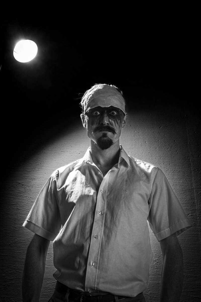 Juhlavuoden #desucon #kuvauspalvelu erikoiskuvat veivät tyylissä vuosikymmenten taa, työpari <a href="/KyuuEturautti/">Kyuu Eturautti 🇫🇮🇪🇺 | Aim for optimism</a> ja Tiina "Chiina" Uusi-Rasi. Albumin nimi on: Katulampun alla conikuvat.fi/desucon-2023/k…