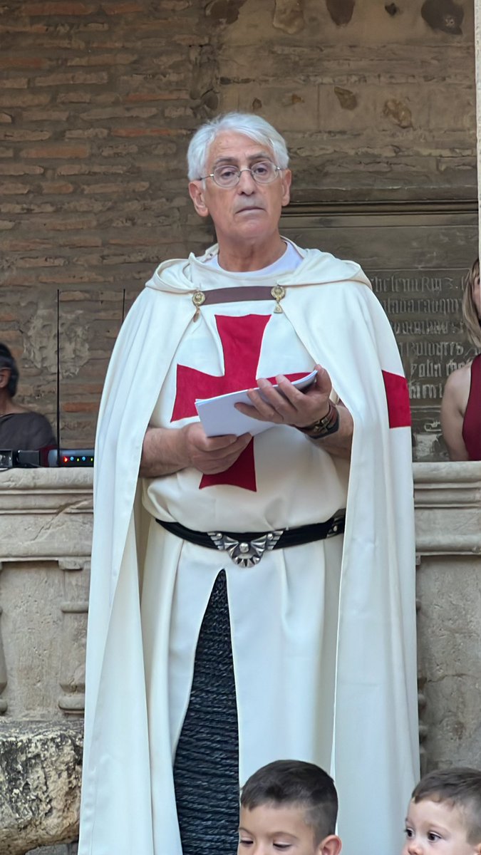 Claustro de San Isidoro de León, Cuna del Parlamentarismo. Recreación de las Cortes de 1188😍. Esfuerzo ciudadano guiado por el Doctor Hermenegildo López, orgullo de nuestra historia y de nuestro presente👏👏👏.