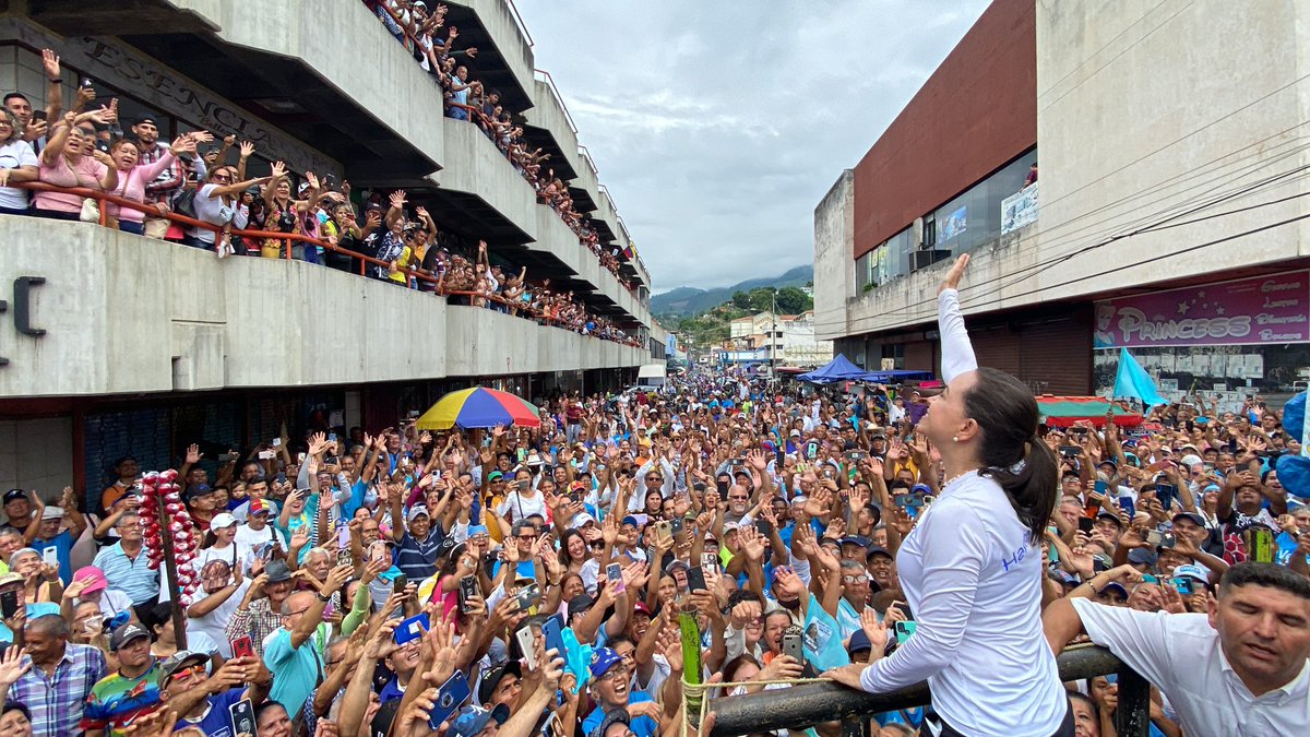 MariaCorinaYA's tweet photo. Gracias, Valera!! Este día lo voy a recordar por el resto de mi vida. 

Asumo con mucha responsabilidad el desafío y la oportunidad que representan las primarias. Les pido que confíen en un equipo que crece exponencialmente y que va hasta el final!! https://t.co/8TJuRDEnQd
