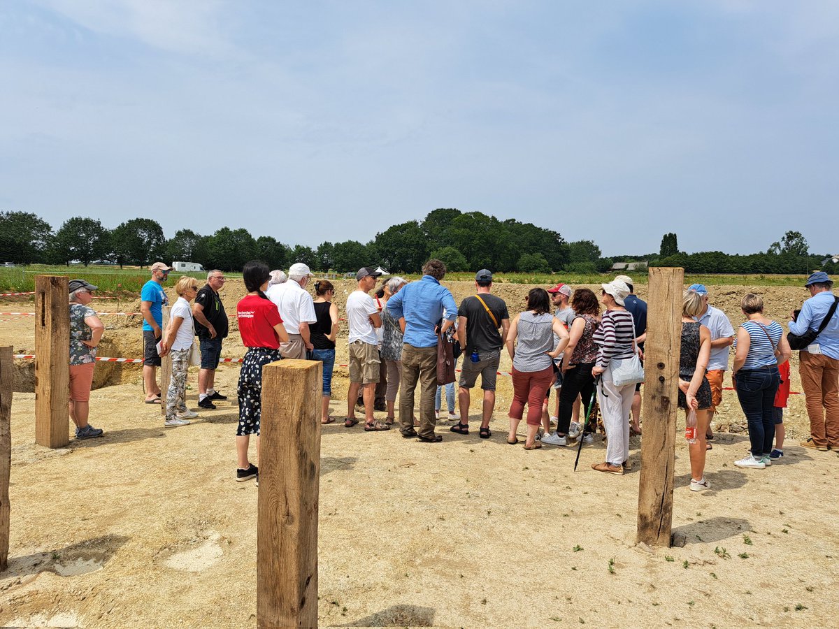 [🏺#JEArcheo] Une belle journée s'achève à @chateaugiron.  Le public était au RDV sur le chantier de fouille de l'@Inrap : visites guidées, exposition de mobilier et animations: un programme pour tous !... et c'est encore ouvert demain : on vous attend !!! 🙂