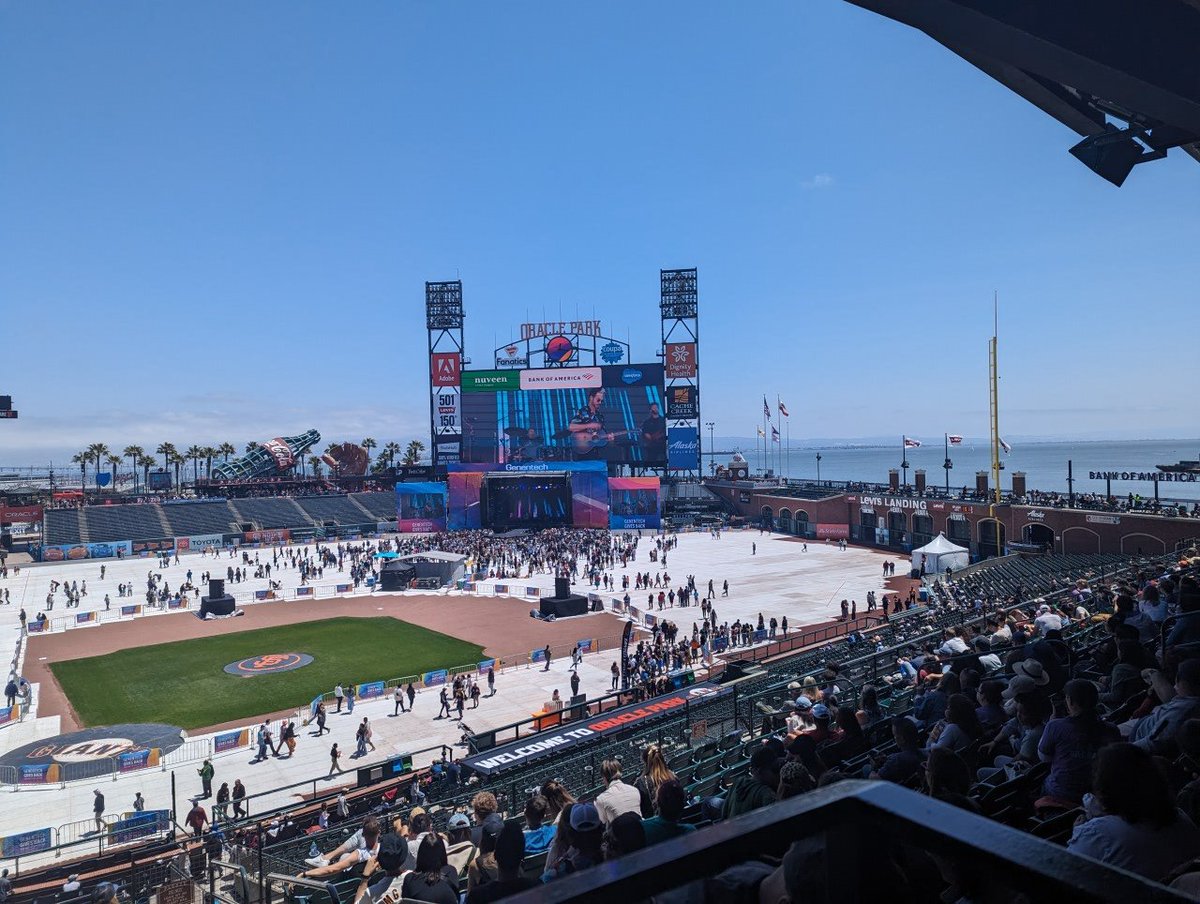 dieuthicao's tweet photo. Beautiful day @OracleParkSF ! First act at #genentechgivesback @FitzAndTantrums https://t.co/C13OQeWEMa