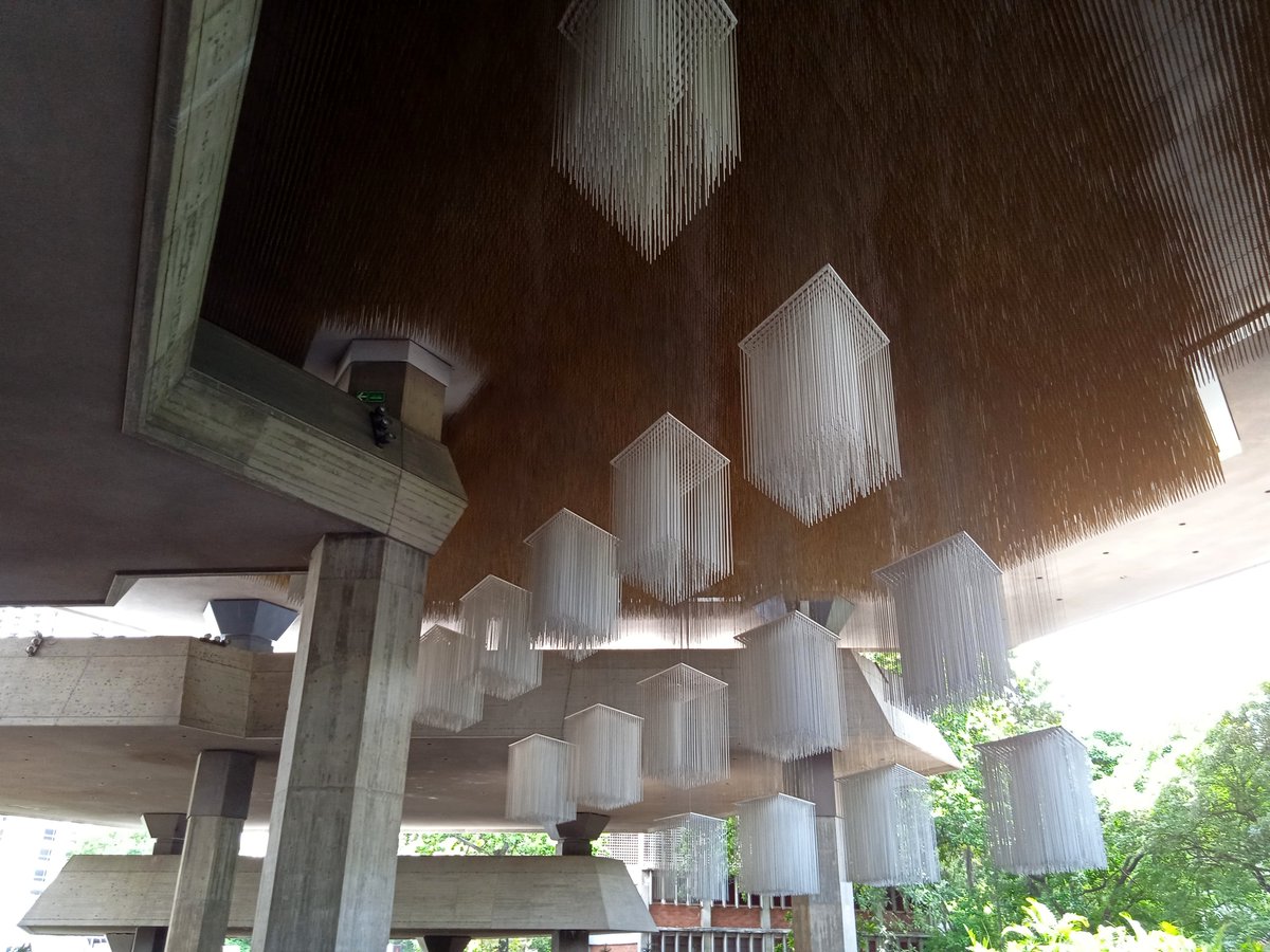 Edcruzideas's tweet photo. #arquitectura 
"Nubes Blancas", 1983. Obra del artista cinético Jesús Soto, en el techo del foyer del Teatro Teresa Carreño, #Caracas. En ocasión de  conmemorarse el pasado 5 de junio el centenario del nacimiento de Jesús Soto.
#cinetismo #arte #Venezuela #cuatridimensional https://t.co/DHDWBHsJeI