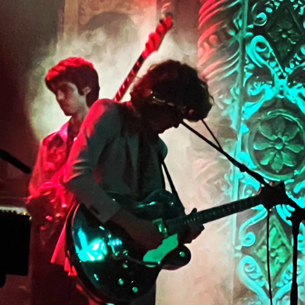 cloudypeeps's tweet image. Boozy of a show last night by @TemplesOfficial and Chicago's finest @postanimalmusic at @MetroChicago Every song was a smoke bubble of Rock n Roll. #templesband #chicago #postanimal