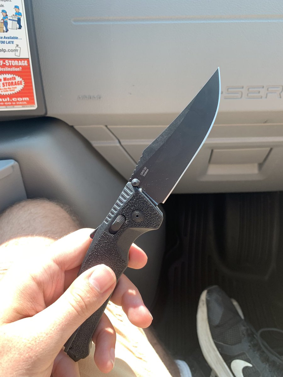 Found this cool ass knife in the uhaul that the previous renter left behind