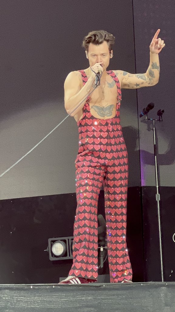 hsdtogethertour's tweet photo. Harry on stage at Wembley Stadium in London, UK - 17 June (via @strwbharry) https://t.co/eqbhf8C2WO
