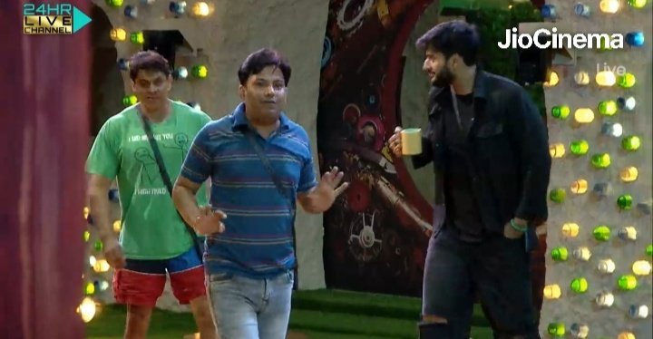 BBossLivefeed's tweet image. #Livefeeds update! 

#Manisha :- Bigg Boss me reh kar aap Bigg Boss Ko gaali nahi nikal sakte !!
#Puneet :- Chahe bigg boss ho , chahe captain ho , mujhe farak nahi padta ! 50 lakh log already bahar khade hai .. director khade hai 60 crore ki film sign karne ke liye 🤣🤣🤣