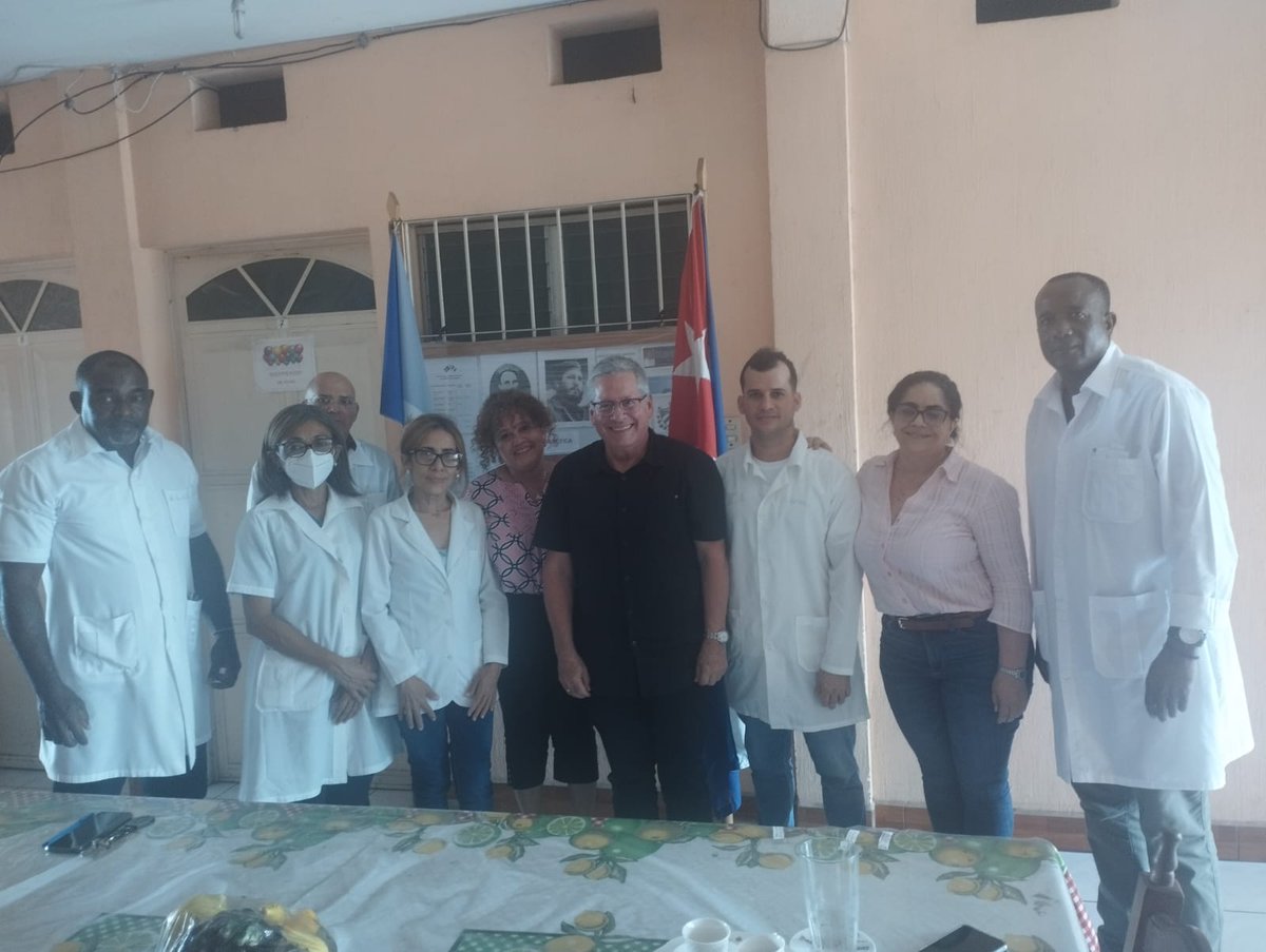 Continua el recorrido de nuestro embajador Nazario Fernández, esta vez intercambiando con colaboradores de la brigada Escuintla PIS, lo acompañan la Dra. Mariheta Cutiño Rodríguez, jefa de la Brigada Médica Cubana y la Dra.Maria Elena Barrero jefa de Operación Milagro.