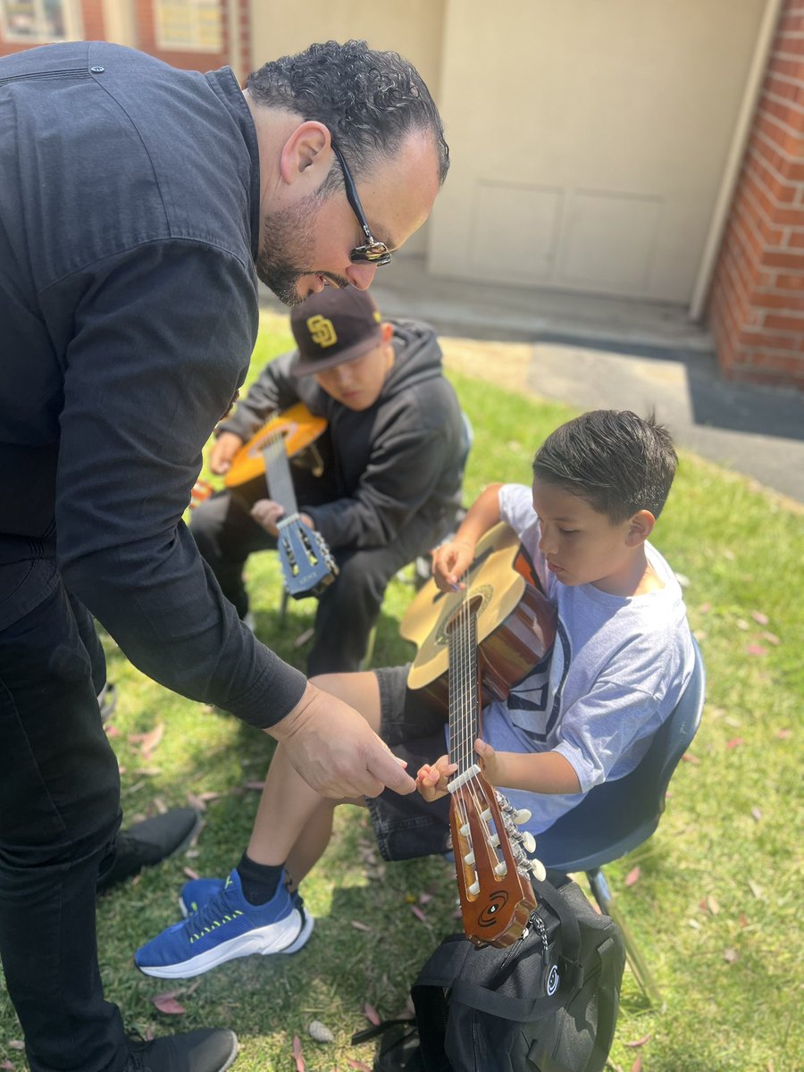 SBUSD_EL's tweet photo. Thanks to @cityhtsmusic students @sunnyslopeSBUSD intersession are learning some new chords! https://t.co/XvKdJBz9Ld