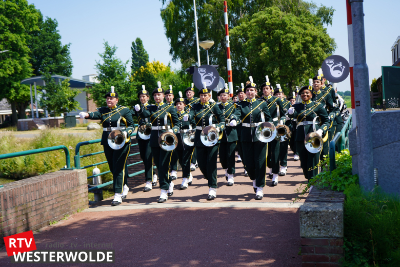 Publiek geniet van streetparade en taptoe in Emmer-Compascuum - westerwoldeactueel.nl/2023/06/17/pub…