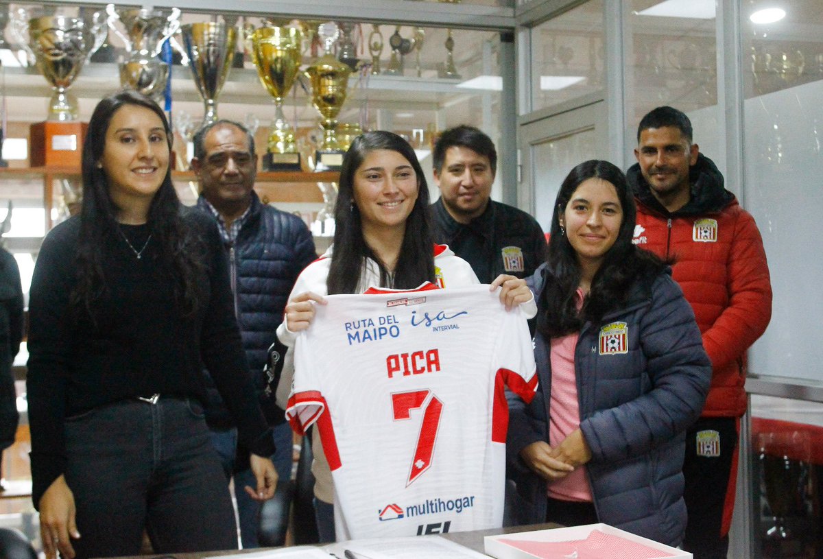 curicounidocdp's tweet photo. Vanessa Riquelme firmó su primer contrato como futbolista profesional. De esta manera, la “Pica” será 𝐥𝐚 𝐩𝐫𝐢𝐦𝐞𝐫𝐚 mujer contratada como jugadora profesional en la historia de Curicó Unido ✍🏻

¡𝙁𝙚𝙡𝙞𝙘𝙞𝙙𝙖𝙙𝙚𝙨 𝙋𝙞𝙘�� 𝙦𝙪𝙚𝙧𝙞𝙙𝙖! 🤍❤️

#ElClubDeSuGente ⚪️🔴 https://t.co/09Bwa8xToJ