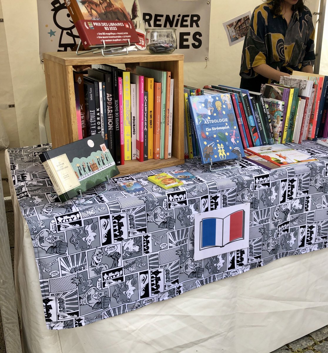 ClareSiviter's tweet photo. Flying trip to Berlin and very moving to attend the Berliner Bücherfest at Bebelplatz - 90 years ago the site where the Nazis burned books, today a flourishing celebration of literature from around the world, and excellent to see 🇫🇷 books there too! #WEBOOKBERLIN https://t.co/Gq86rOtr7j