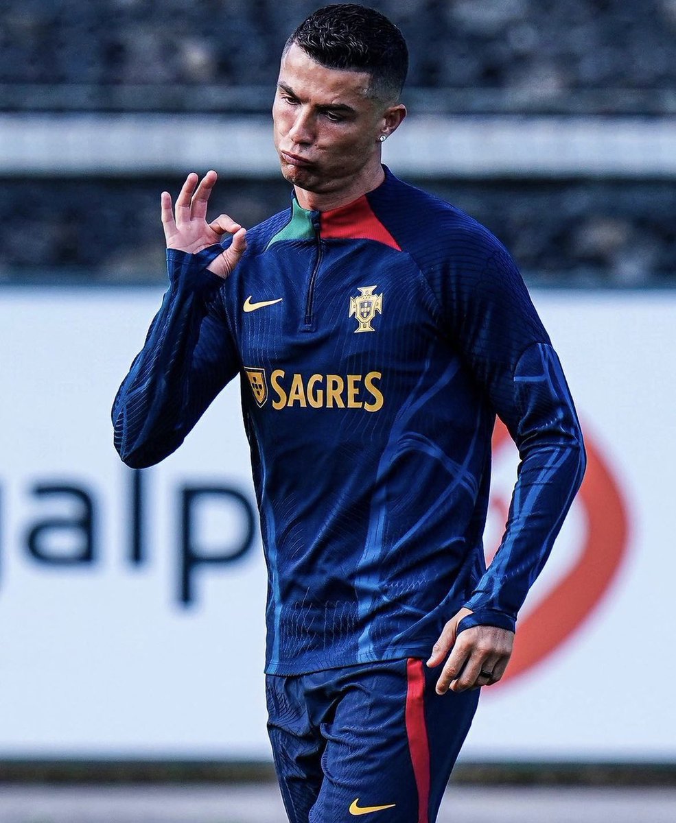 Portugal al día de hoy tiene muy buenos jugadores, pero no juegan a nada, llevan años así.

Juegan demasiado lento. 
Nadie se anima a encarar 
Siguen dependiendo de un cabezazo o gol de Ronaldo con 38 años. 

Viven de perder y culpar a Cristiano.