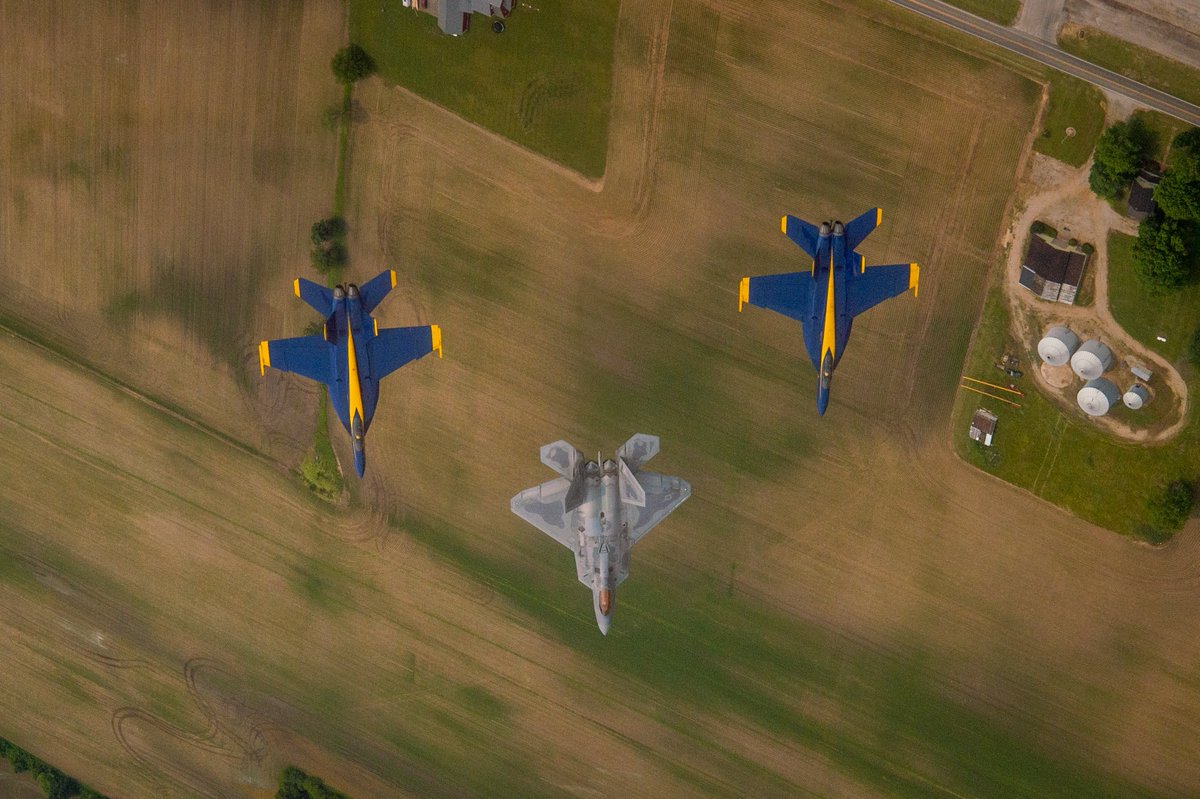 One team, one fight!

We love performing alongside our wingmen, the @BlueAngels at airshows across the nation.