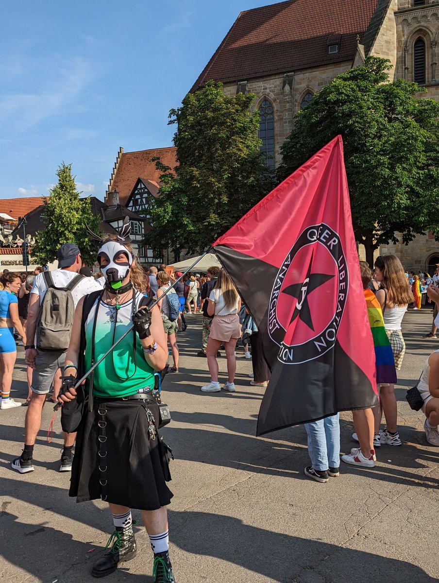What an amazing day so far... First i find AMAZING stuff at a flea market for cheap (a Polaroid and a friggin super 8 camera!!!!!!!) And then I had a nice time at the pride parade/CSD in Esslingen :3 (being a Goth Anarcho puppy was fun x3)