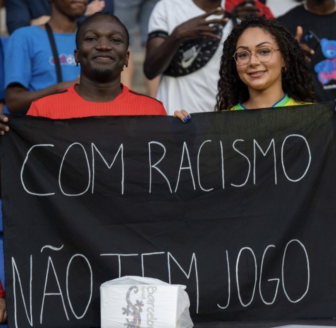 Seleção brasileira vai jogar com uniforme preto na Espanha em protesto  contra o racismo - Rádio Agreste FM