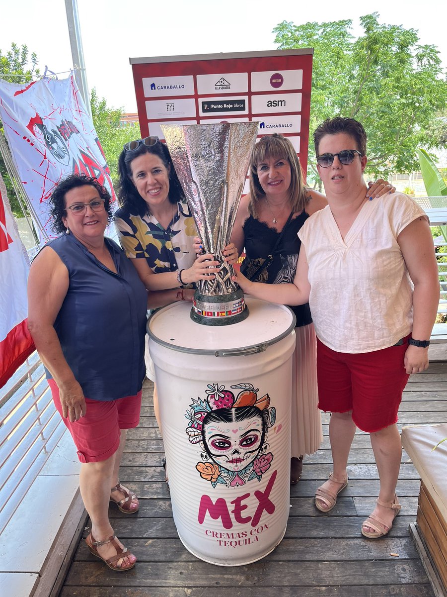 En la <a href="/ConvivenciaSFC/">Convivencia Sevillista</a> con todas las peñas hermanas disfrutando de nuestra <a href="/EuropaLeague/">UEFA Europa League</a>