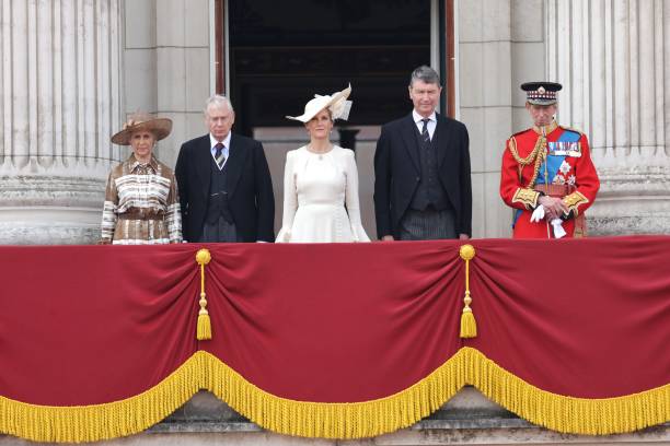 Birgitte, Duchess of Gloucester, Prince Richard, Duke of Gloucester, Sophie, Duchess of Edinburgh, Vice Admiral Sir Timothy Laurence and Prince Edward, Duke of Kent during Trooping the Colour on June 17, 2023 in London, England

(📸©️ by Chris Jackson/Getty Images)