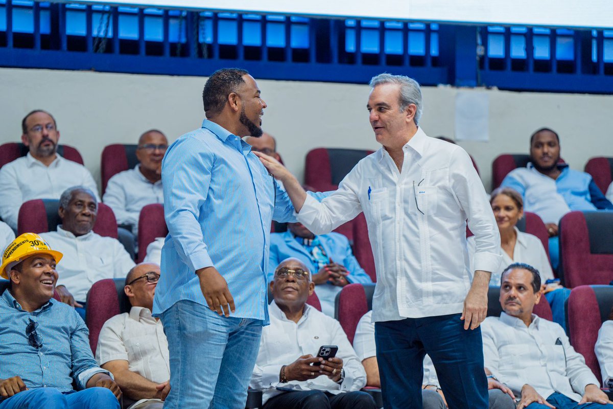 damercado12's tweet photo. En este momento, el Presidente Luis Abinader entrega totalmente remodelado el polideportivo Eleoncio Mercedes de La Romana. “Los Cañeros regresan a su casa”. https://t.co/9YruxAYoO3