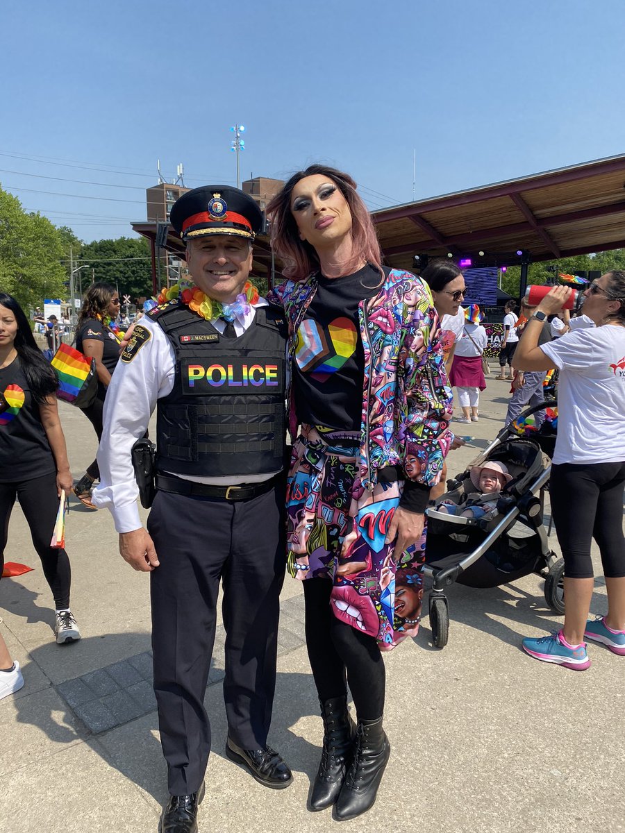 All of <a href="/YRP/">York Regional Police</a> were showing their #PRIDE at the @yorkprideca parade in #Newmarket today. Awesome opportunity to celebrate with our community and the incredible BB Queen #yorkpride #showyourpride 🌈🌈🌈🌈