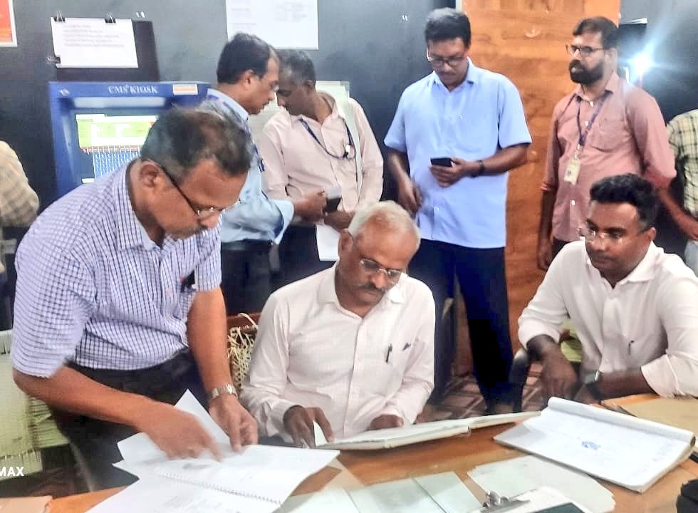 drm_tvc's tweet photo. One Goal: Safety on the Rails! Intra-Railway Safety Audit by PCSO/SR to improve and strengthen the #SafetyFirst railway working.
Shri S.M Sharma DRM/TVC, Shri M.ViJayakumar ADRM/TVC and #TeamTVC divisional officers.
#Ashes23 @ ,s https://t.co/mFIrZQpYkL