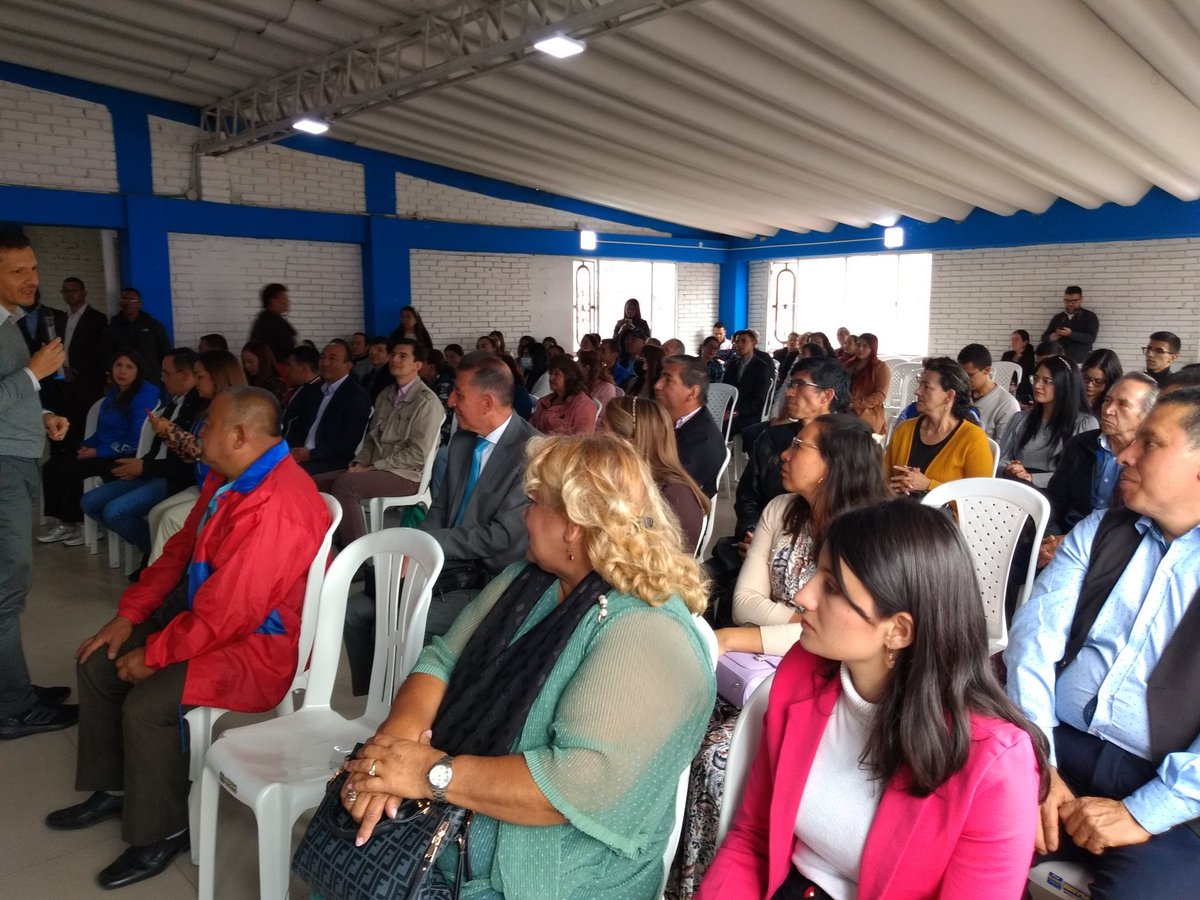 JorgeReinaJ's tweet photo. Hoy, de la mano con la comunidad, los #LíderesEnKennedy se reunen con la bancada del @PartidoMIRA para trazar las líneas de trabajo en favor de toda la Localidad.

@irmalherrera @Fabian_Puentess @LinaPinzonAr https://t.co/CKiiHP6nao