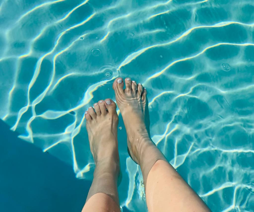 MsSensualChloe's tweet photo. Sfigati continuate pure a lavorare mentre io mi rilasso e aspetto che mi riempite il conto... 🦶👸🫰💸😈

#feet #money #moneymistress #relax #swimmingpool https://t.co/uuhPLsgwpy