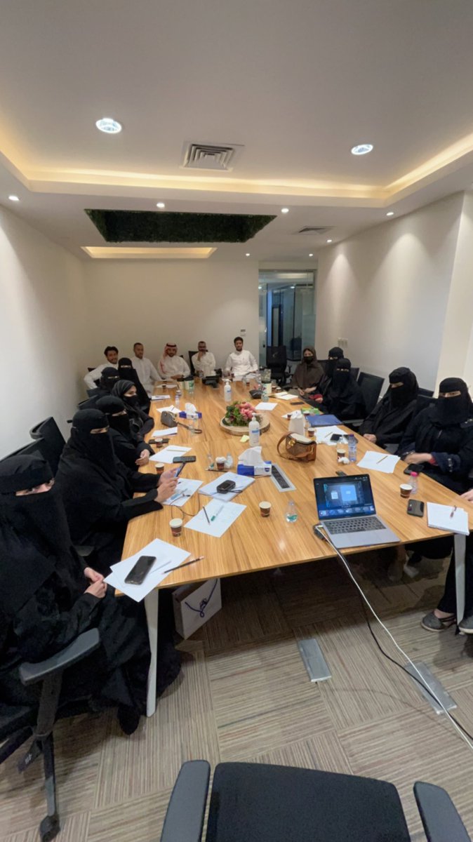 اللهم لك الحمد بفضل من الله قدمت مبادرة جلسة عقارية برعاية شركة أساس مشيد العقارية <a href="/Msheed_sa/">شركة أساس مشيد العقارية</a> عن التسويق العقاري وأساسيات المسوق العقاري شاركت فيها 
خبرتي المتواضعه  في المجال العقاري مع الحضور وتم طرح عدة مواضيع أبرزها النقاط التي يُلم بها المسوق العقاري و المتعلقة برخصة فال