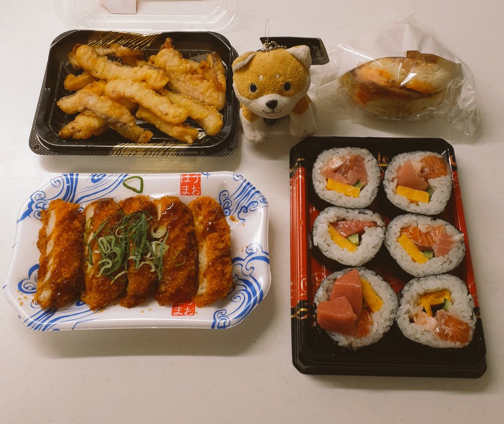 夕食晩ごはん昨日の夕飯🍴ドンキホーテ✨巻き寿司🐟️マグロフライ💕いか天🦑プロント✨ソーセージマフィン🎵ハナマルダイニング✨ピリ辛こんにゃく🍀チャプチェ😍カニかま🦀🥒