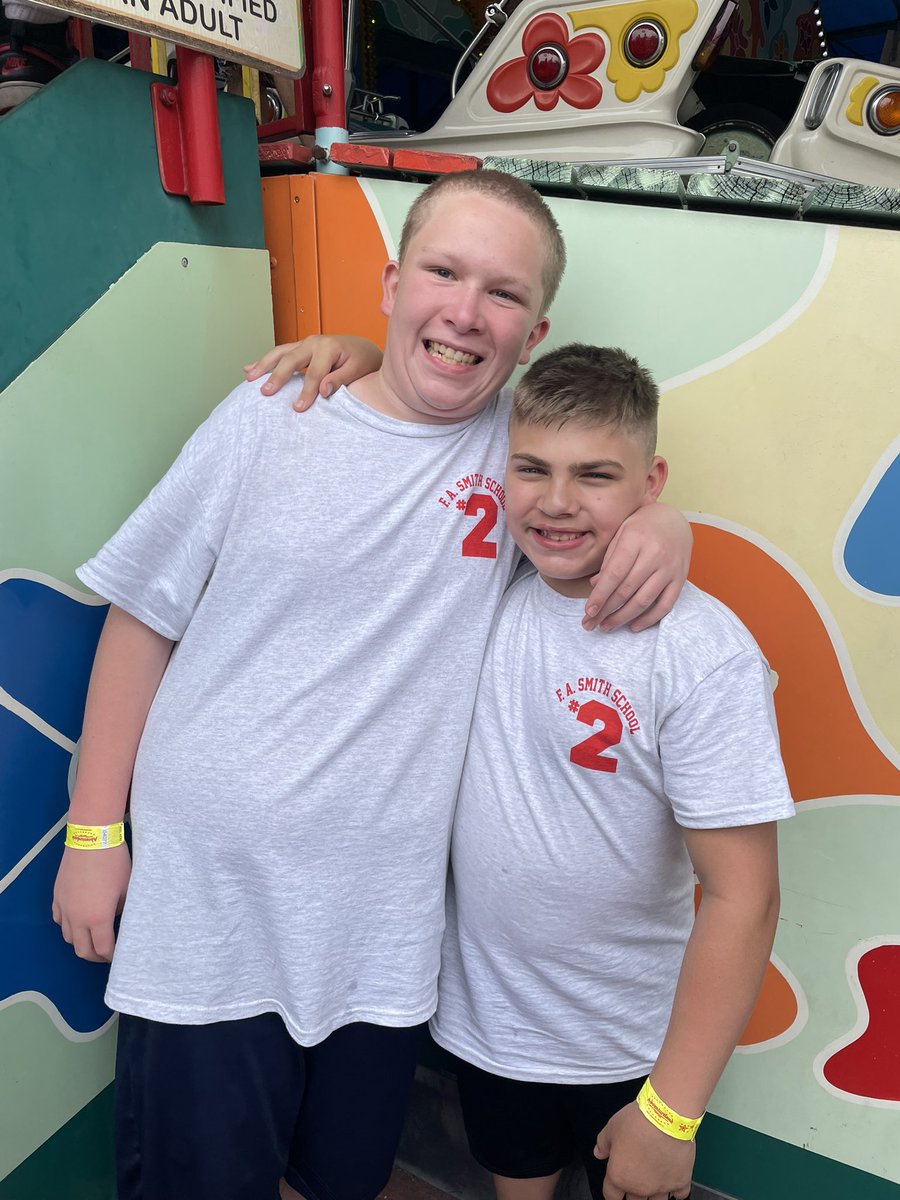 MsDiBari's tweet photo. We had so much fun at Adventureland with our 6th graders! 🎢🎡🎠🎟️ @OceansideSch2 @e_libretto https://t.co/WQtnSdu2r1