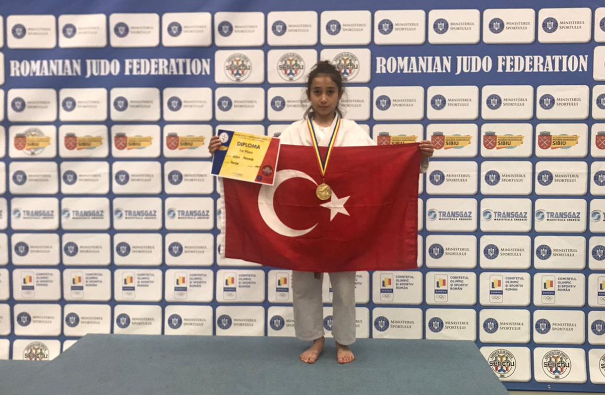 tuncay_akkoyun's tweet image. Tebrikler Leyla👏🇹🇷

Romanya’da düzenlenen Minikler Balkan Judo Şampiyonası’nda birinci olarak altın madalya kazanan Karaman İl Özel İdaresi Spor Kulübü Sporcularımızdan Millî Sporcumuz Leyla Abanoz’u tebrik eder, başarılarının devamını dilerim.🥇