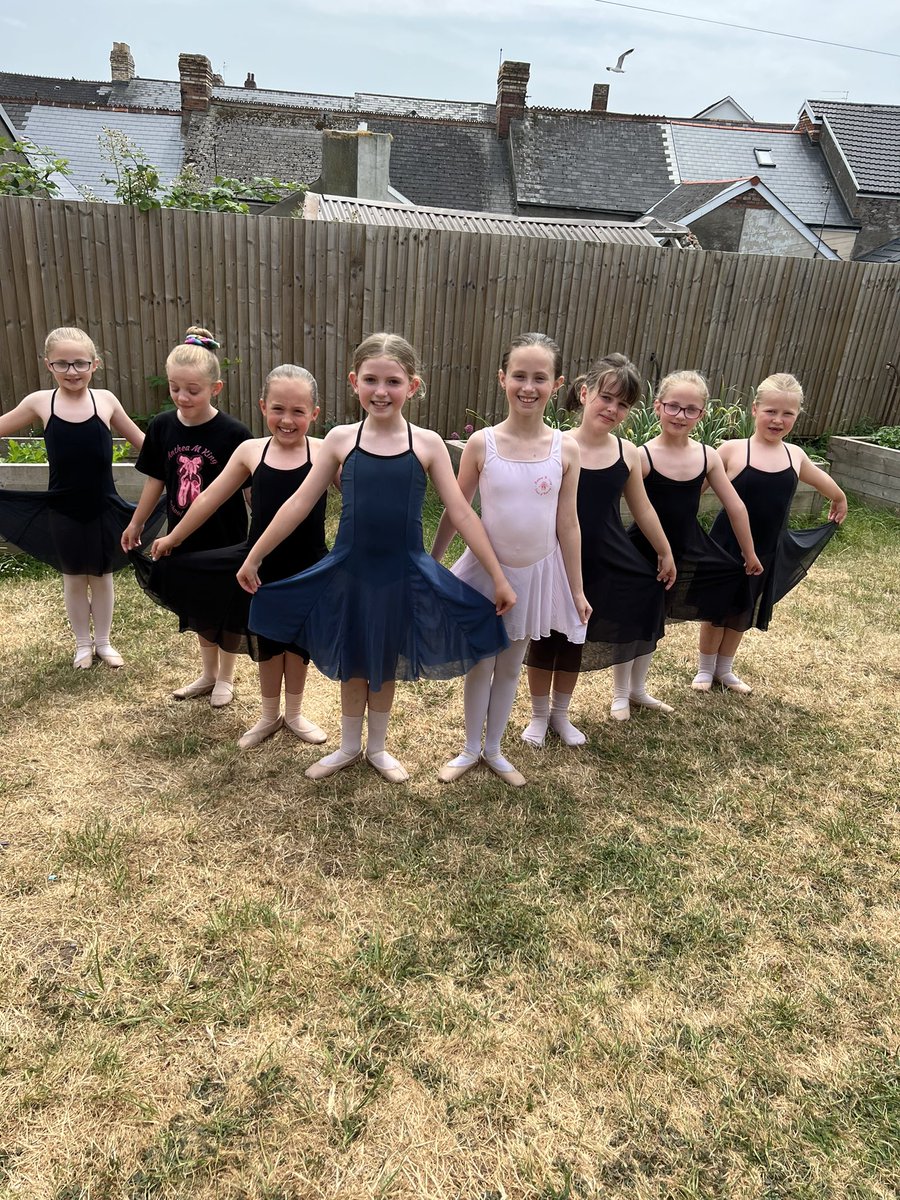 The fragrance that’s left after a shower of rain on very dry ground and still left the ground dry !!  but it gave us the opportunity for a breath of fresh air and a lovely photo 🥰
#antheamkingschoolofdancing #multiawardwinningdanceschool #danceclass #holisticclasses #Saturday