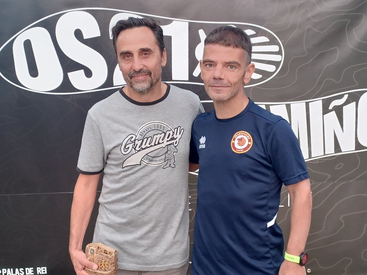 Aquí ahora, en Melide, con un antiguo mito del atletismo: Carlos Adán, que fue olímpico en Barcelona 92 y que ha corrido hoy la <a href="/Os21docamino/">Os 21 do camiño</a> en 1 hora 32 minutos