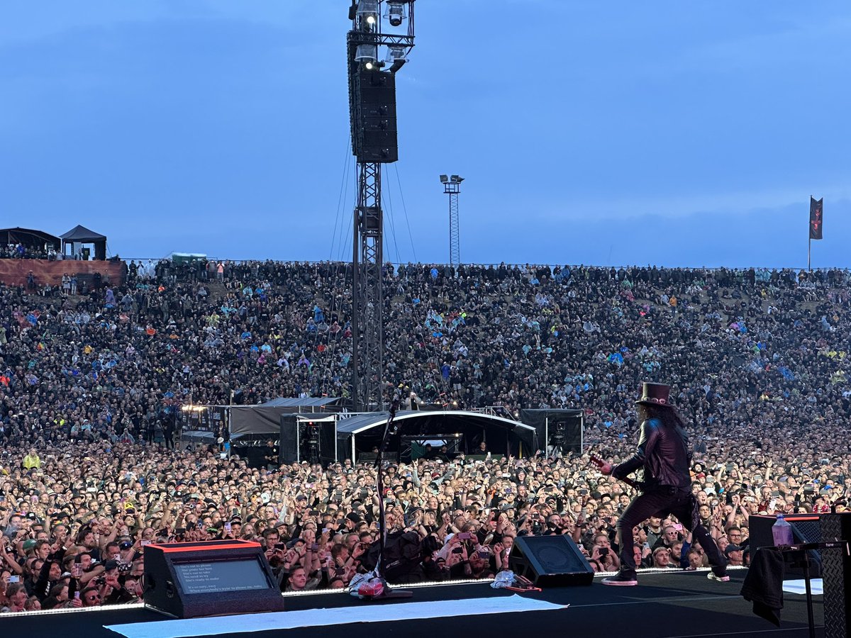 deljamesgang's tweet image. Rock action Copenhell! @gunsnroses #copenhell