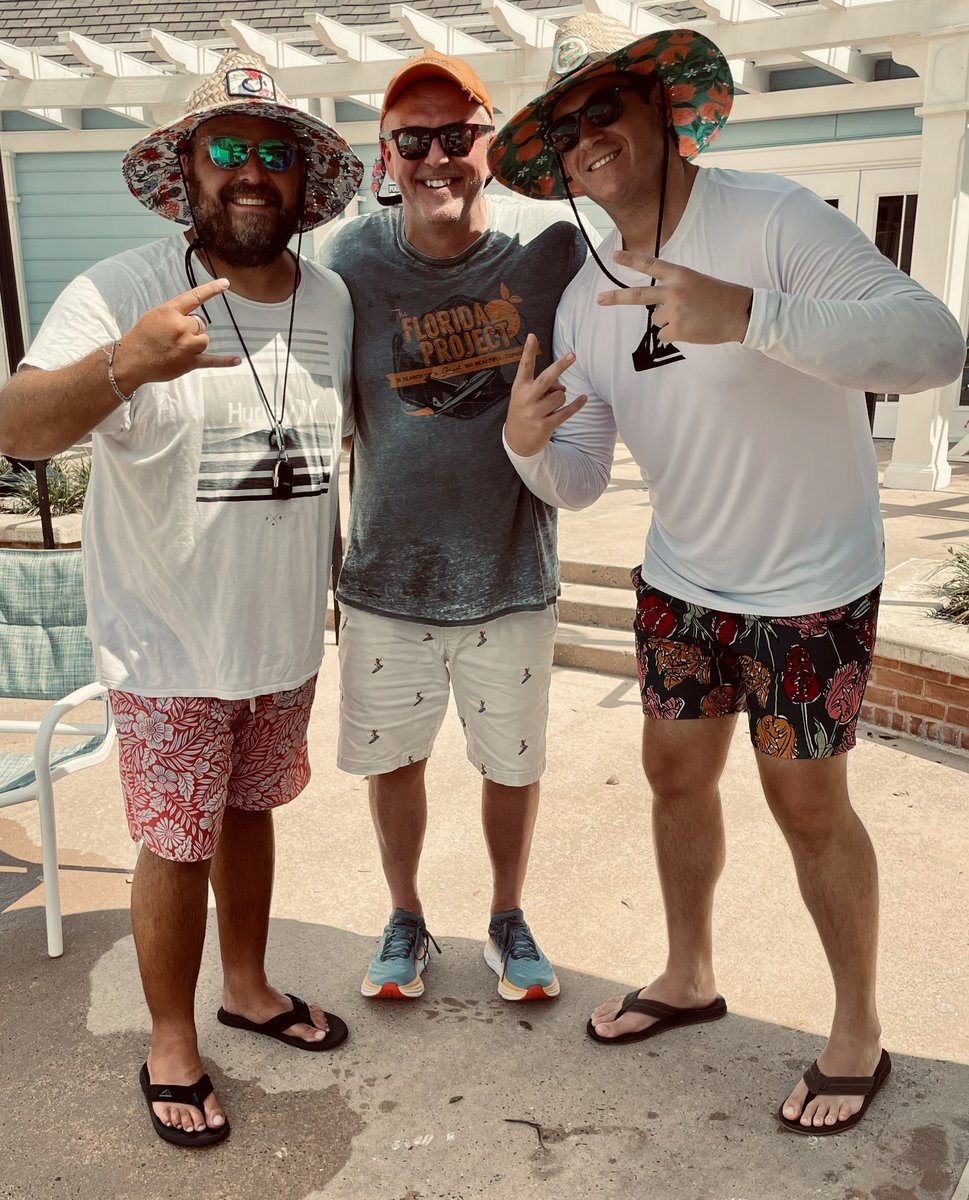 Nice to hang with these pool crashes and share a beer this afternoon. Good dudes. #fireupchips @TheLeisureProf @matthewfdz