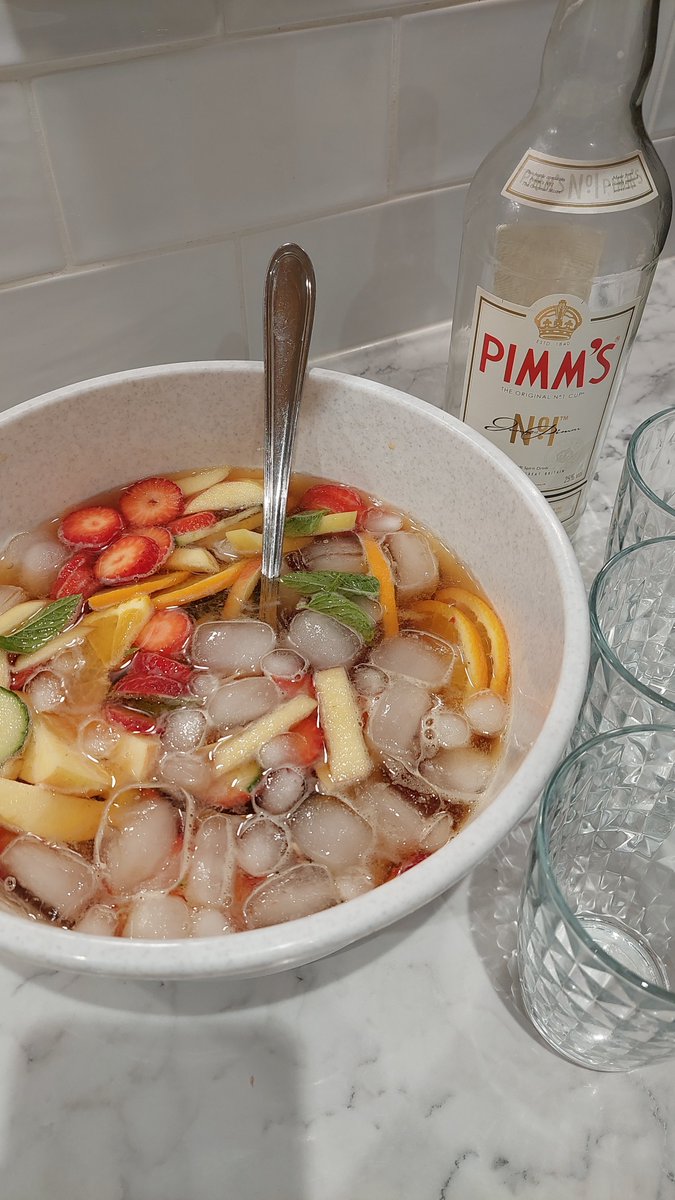 A_gnome_oly's tweet image. It&apos;s been along day but now it&apos;s...

#PimmsOClock 

😁🥂